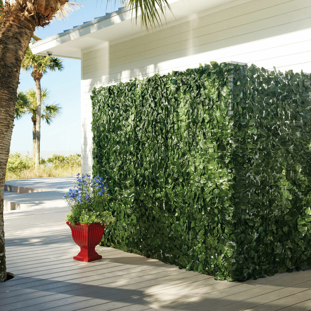 Pros & Cons of a Privacy Screen for Your Yard