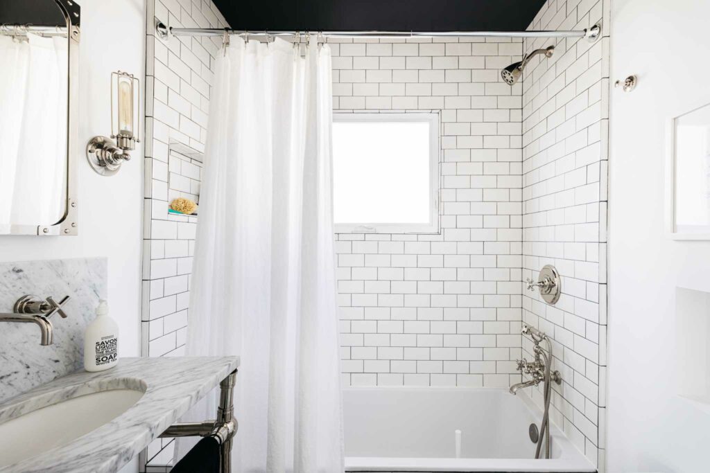 Small Bathroom with Shower and Bathtub in a Single Space